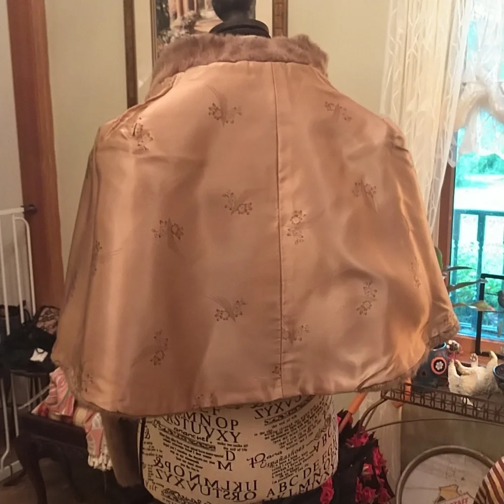 Women's elegant vintage 1950 faux fur shawl wrap by Regina Glenara Glenoit. - Picture 7 of 9